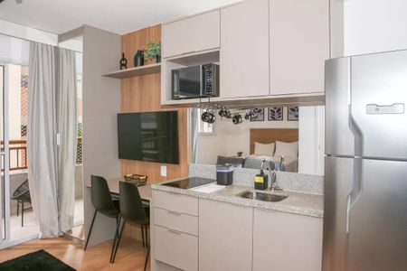 Cozinha com móveis modernos e iluminação adequada, com uma vista para a varanda. de apartamento à venda com 1 quarto, 27m² em Vila Santo Estefano, São Paulo