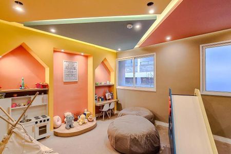 Sala de brinquedos colorida com móveis de madeira e decoração infantil. de apartamento à venda com 1 quarto, 27m² em Vila Santo Estefano, São Paulo