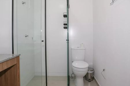 Banheiro com chuveiro e vaso sanitário, com piso de porcelanato e pia de granito. de apartamento à venda com 1 quarto, 27m² em Vila Santo Estefano, São Paulo