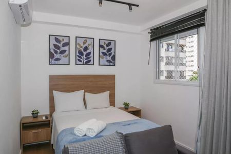 Quarto simples com cama de casal e móveis minimalistas, iluminado por luz natural e artificial. de apartamento à venda com 1 quarto, 27m² em Vila Santo Estefano, São Paulo