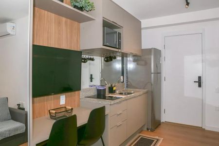 Cozinha pequena com móveis de cor neutra e iluminação natural. de apartamento à venda com 1 quarto, 27m² em Vila Santo Estefano, São Paulo
