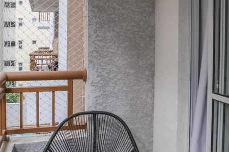 Apartamento à venda com 27m², 1 quarto e sem vagaVaranda com cadeira de balcão e vista para a cidade.