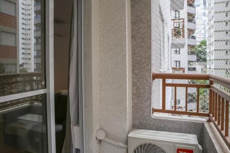Balcony com vista para a cidade, com ar condicionado e janela grande. de apartamento à venda com 1 quarto, 27m² em Vila Santo Estefano, São Paulo