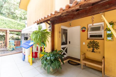 Casa de condomínio à venda com 240m², 3 quartos e 3 vagas Casa de condomínio à venda com 240m², 3 quartos e 3 vagasEntrada