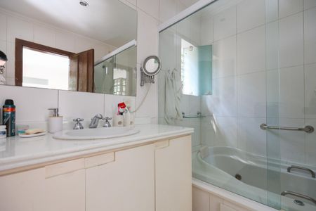 Casa à venda com 264m², 3 quartos e 4 vagasBanheiro da Suíte