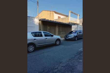 Casa à venda com 200m², 4 quartos e 3 vagas Casa à venda com 200m², 4 quartos e 3 vagasFachada