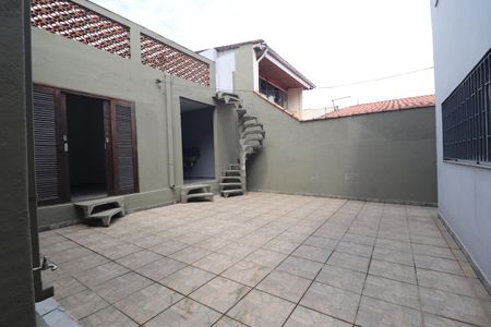 Casa para alugar com 210m², 4 quartos e 5 vagasQuintal