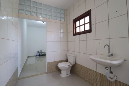 Casa para alugar com 210m², 4 quartos e 5 vagasEdicula- Banheiro