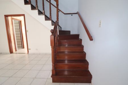 Casa para alugar com 210m², 4 quartos e 5 vagasEscada