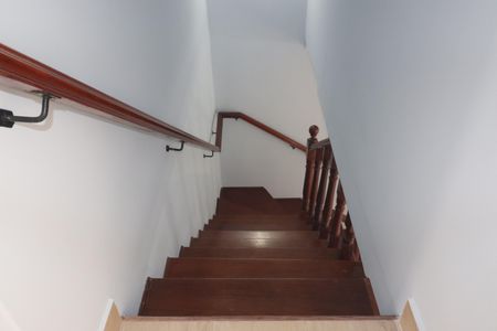 Casa para alugar com 210m², 4 quartos e 5 vagasEscada