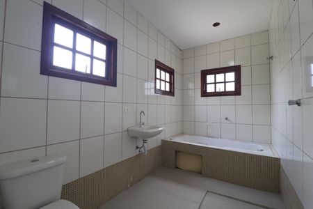 Casa para alugar com 210m², 4 quartos e 5 vagasEdicula- Banheiro