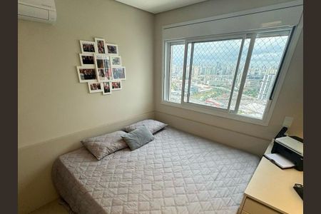 Quarto com cama simples, paredes brancas e janela com vista para a cidade. de apartamento à venda com 4 quartos, 82m² em Brás, São Paulo