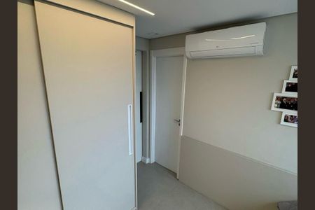 Caminho de entrada com porta de vidro e ar condicionado na parede. de apartamento à venda com 4 quartos, 82m² em Brás, São Paulo
