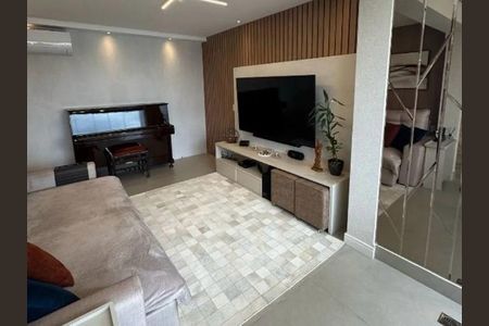 Sala de estar com sofá, TV e piano, com iluminação adequada e decoração simples. de apartamento à venda com 4 quartos, 82m² em Brás, São Paulo