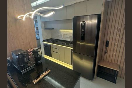 Apartamento à venda com 82m², 4 quartos e 2 vagasCozinha moderna com geladeira, fogão e iluminação adequada.