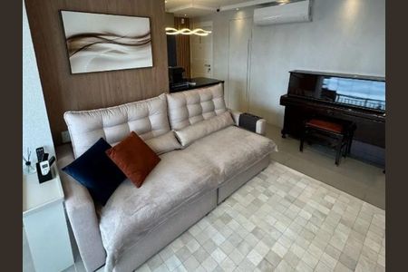 Sala de estar com sofá, mesa e piano, com decoração moderna e iluminação adequada. de apartamento à venda com 4 quartos, 82m² em Brás, São Paulo