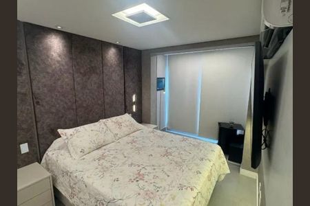 Quarto com cama de casal, TV e ar condicionado, com uma porta de vidro para o exterior. de apartamento à venda com 4 quartos, 82m² em Brás, São Paulo