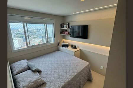 Quarto com cama de casal, TV e vista para a cidade. de apartamento à venda com 4 quartos, 82m² em Brás, São Paulo