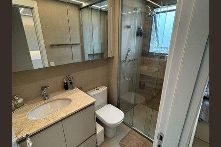 Apartamento à venda com 82m², 4 quartos e 2 vagasBanheiro com piso de porcelanato, vaso sanitário e chuveiro, com uma janela pequena e iluminação boa.