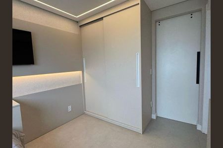 Apartamento à venda com 82m², 4 quartos e 2 vagasQuarto com armários e TV, com iluminação adequada e piso de cerâmica.
