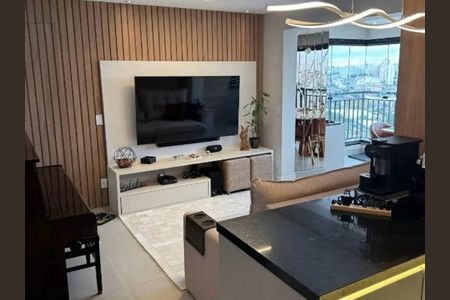 Sala de estar com TV e sofá em um apartamento moderno e bem decorado. de apartamento à venda com 4 quartos, 82m² em Brás, São Paulo