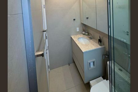 Apartamento à venda com 82m², 4 quartos e 2 vagasBanheiro com piso de porcelanato, pia de granito e armários de madeira