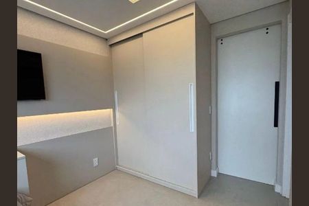 Apartamento à venda com 82m², 4 quartos e 2 vagasCama com TV e armário em um quarto simples e bem iluminado.