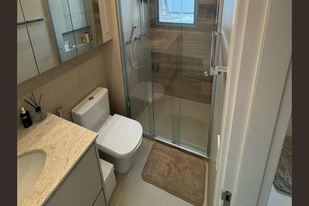 Apartamento à venda com 82m², 4 quartos e 2 vagasBanheiro com piso de porcelanato, vaso sanitário e chuveiro, com uma janela pequena e iluminação boa.