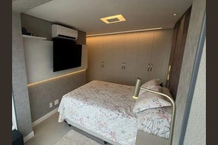 Quarto com cama de casal, TV e ar condicionado, com móveis de madeira e iluminação adequada. de apartamento à venda com 4 quartos, 82m² em Brás, São Paulo
