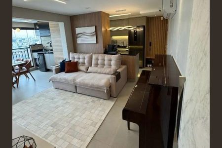 Sala de estar com sofá, mesa e cadeiras, vista para a cidade. de apartamento à venda com 4 quartos, 82m² em Brás, São Paulo