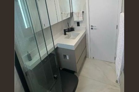 Apartamento à venda com 82m², 4 quartos e 2 vagasBanheiro com pia e vaso sanitário brancos, armários e espelho em madeira escura.
