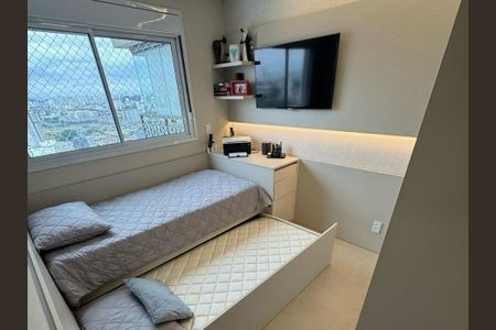 Quarto com duas camas simples e uma cama de travesseiro, com vista para a cidade. de apartamento à venda com 4 quartos, 82m² em Brás, São Paulo