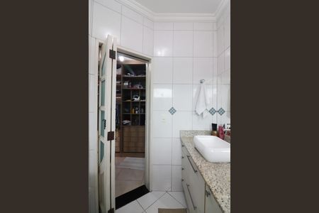 Casa à venda com 226m², 3 quartos e 6 vagasSuíte 1 Banheiro 