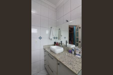 Casa à venda com 226m², 3 quartos e 6 vagasSuíte 1 Banheiro 