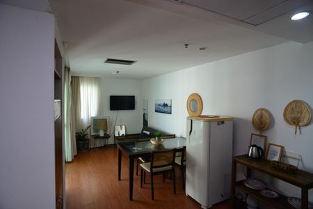 Sala de apartamento para alugar com 1 quarto, 55m² em Barra da Tijuca, Rio de Janeiro