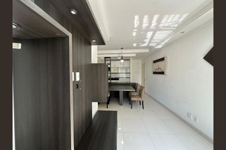 Sala de apartamento para alugar com 2 quartos, 65m² em Jardim Tupanci, Barueri