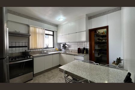 Apartamento à venda com 202m², 4 quartos e 3 vagas Apartamento à venda com 202m², 4 quartos e 3 vagasCozinha e despensa