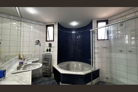 Apartamento à venda com 202m², 4 quartos e 3 vagas Apartamento à venda com 202m², 4 quartos e 3 vagasBanheiro da Suíte 1