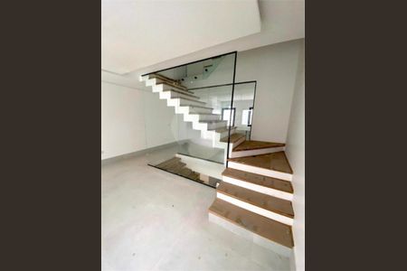 Casa à venda com 230m², 3 quartos e 4 vagas