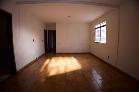 Casa para alugar com 308m², 3 quartos e 3 vagas Casa para alugar com 308m², 3 quartos e 3 vagasSala 2