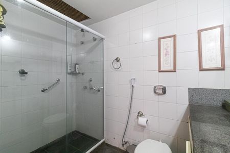 Apartamento à venda com 256m², 5 quartos e 2 vagas Apartamento à venda com 256m², 5 quartos e 2 vagasBanheiro