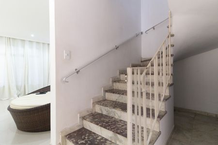 Casa à venda com 200m², 3 quartos e 2 vagas Casa à venda com 200m², 3 quartos e 2 vagasEscada