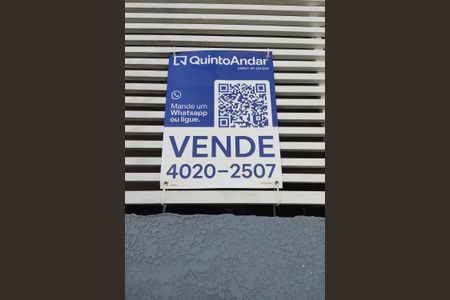 Casa à venda com 200m², 3 quartos e 2 vagas Casa à venda com 200m², 3 quartos e 2 vagasFachada