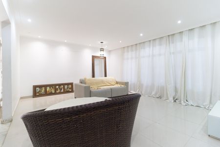 Casa à venda com 200m², 3 quartos e 2 vagas Casa à venda com 200m², 3 quartos e 2 vagasSala