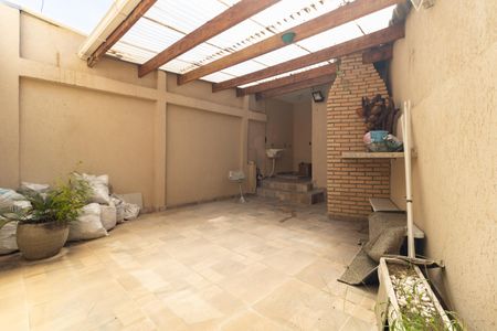 Casa à venda com 200m², 3 quartos e 2 vagas Casa à venda com 200m², 3 quartos e 2 vagasQuintal