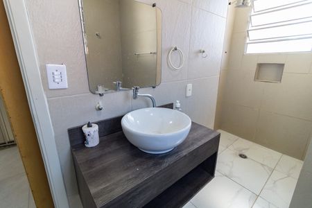 Casa à venda com 200m², 3 quartos e 2 vagas Casa à venda com 200m², 3 quartos e 2 vagasBanheiro Social