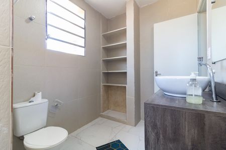 Casa à venda com 200m², 3 quartos e 2 vagas Casa à venda com 200m², 3 quartos e 2 vagasBanheiro Social