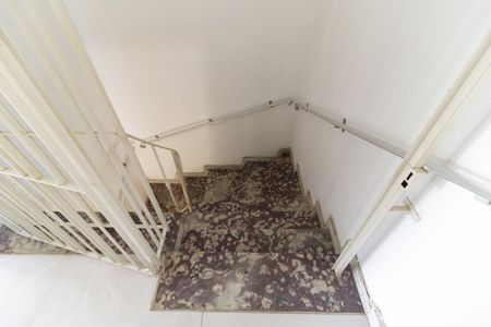 Casa à venda com 200m², 3 quartos e 2 vagas Casa à venda com 200m², 3 quartos e 2 vagasEscada