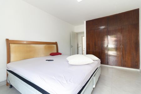 Casa à venda com 200m², 3 quartos e 2 vagas Casa à venda com 200m², 3 quartos e 2 vagasSuíte