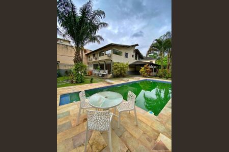 Casa de condomínio à venda com 738m², 4 quartos e 6 vagasFoto 01